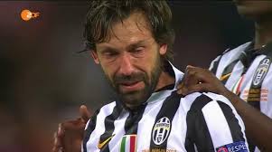 Pirlo terlihat menangsi karena gagal dapatkan gelar juara Liga Champions